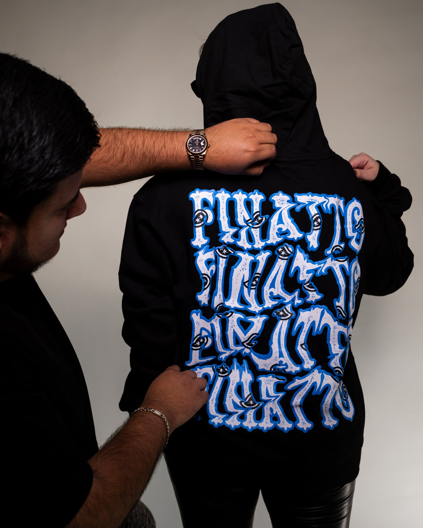 Sudadera negra con capucha "Finatto vibes"